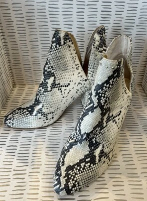 Steve Madden Rockstar Booties Side Cut Out Silver Studs Women’s Size 10 - Imagem 1 de 4