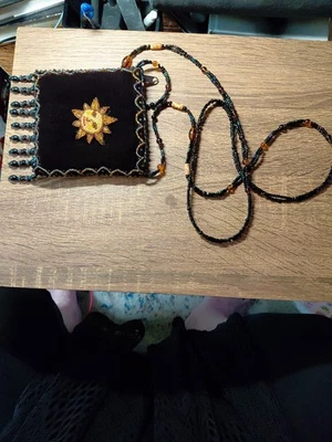 Cartera de terciopelo negro con cuentas diseño de plumas con sol en el centro 6x4,5 pulgadas Foto 1 de 4