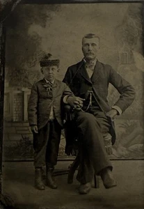 Antikes Farbfoto bezaubernder Vater Sohn hält Hände adrette Mode - Bild 1 von 10