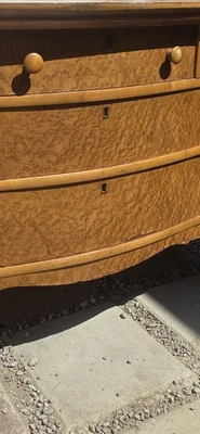 Tocador antiguo de arce moleteado alrededor de 1800 con patas de garra Foto 1 de 4