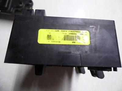 Módulo de relé de control de caja de fusibles Chrysler Town & Country 2003 fabricante de equipos originales 04727556AD Foto 1 de 4