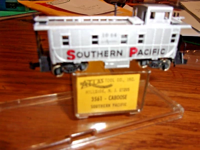 Atlas a 3561 N-scale Southern Pacific Caboose #1064 - Image 1 of 2