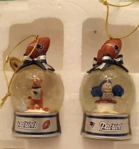 2 New England Patriots Danbury Mint Schneekugel Weihnachtsschmuck NFL Neu  - Bild 1 von 3
