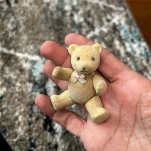 Oso de peluche flocado miniatura vintage con pajarita marrón 3" posable - Imagen 1 de 5