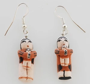 Amerikanische Ureinwohner handgefertigte Ton Geschichtenerzähler Puppe Ohrringe - Bild 1 von 2