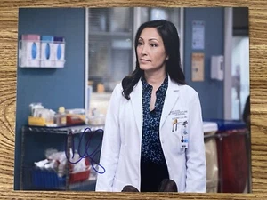 Foto autografiada de Christina Chang 8x10 The Good Doctor Dr. Audrey Lim - Imagen 1 de 2