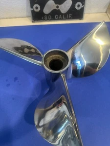 Hélice de cuchilla Signature 15 X 30 P para Mercury V-6 - Imagen 1 de 4