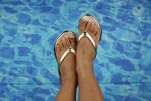 ANN MORE CURITIBA Jelly-Riemensandale Damen Gummischuhe verchromt Flip-Flop - Bild 1 von 9