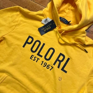 Polo Ralph Lauren gialla con cappuccio Polo RL Est 1967 nuova con etichetta $148 taglia media MACCHIATA - Foto 1 di 11