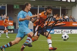 LUTON TOWN: YASER KASIM SIGNED 6x4 ACTION PHOTO+COA - Picture 1 of 1