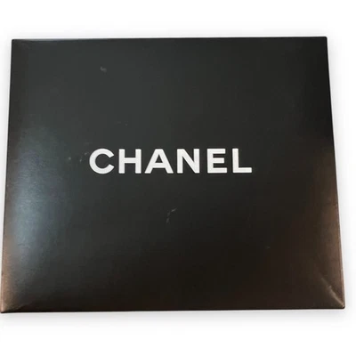 Caja de regalo Chanel negra 14x11x4 cinta papel de seda marcas menores Foto 1 de 4