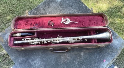 Clarinete de metal especial Conn Pan American circa años 50 con estuche Foto 1 de 4