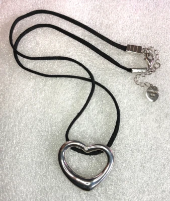Collar de plata de ley corazón abierto cordón de gamuza negro FERRONI 20+" 9g 925 5451 Foto 1 de 4