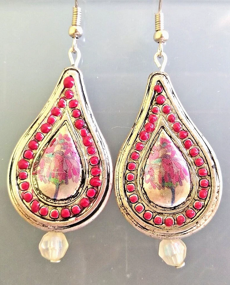 Orecchini goccia argentata con fiori di trifoglio rosso e perline. Boho chic. - Immagine 1 di 1