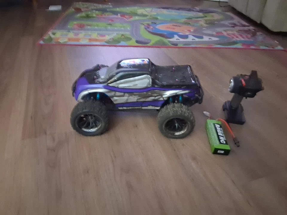 Coche de carreras Red Cat control remoto. Foto 1 de 3