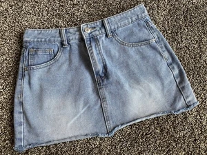 SHEIN minigonna denim effetto invecchiato lavaggio leggero morbido flirty taglia US 4 - Foto 1 di 3