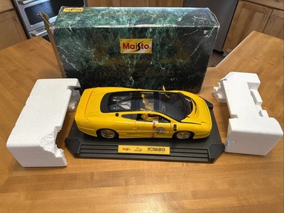 Jaguar XJ220 Maisto escala 1:12 raro amarillo sobre soporte 33201 en caja Foto 1 de 3