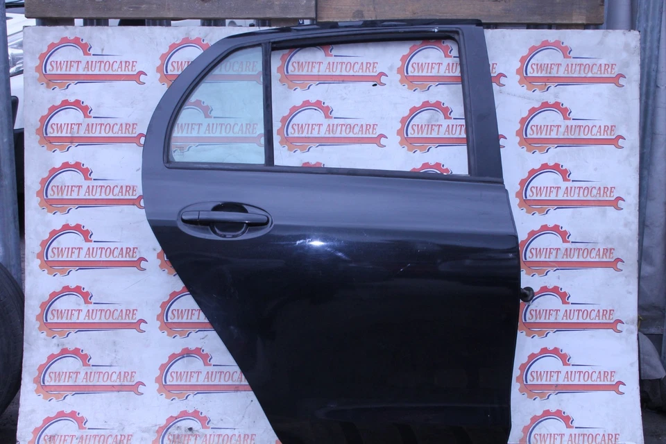 Puerta trasera derecha Toyota Yaris MK2 (XP90) OSR negra 5 puertas hatchback 2006-2011 Foto 1 de 4