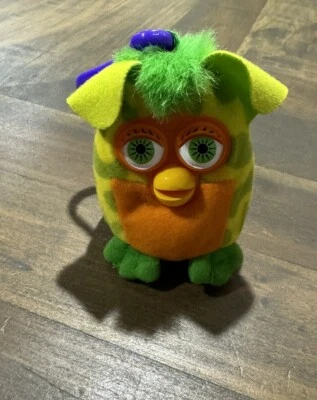 McDonalds Furby Toy 2000 llavero clip de felpa verde y naranja Foto 1 de 4