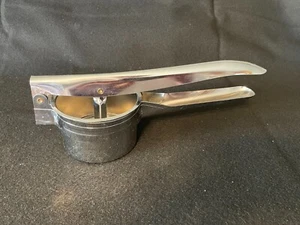 Stainless Steel Potato Ricer Masher Garlic Crusher Fruit Press - Foto 1 di 3