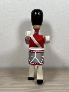 Soldatino giocattolo vintage Kay Bojesen danese legno guardia reale batterista 8" Danimarca MCM - Foto 1 di 18
