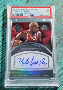 Clyde Drexler 2013 Panini Innovation Foundations Ink #83 Auto 2/10 PSA 7 Pop 1 - Bild 1 von 2