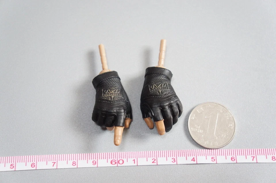 EASY&SIMPLE 1/6th 26034 PMC the escort Gloved hand Model For Male Figure - Image 1 of 1