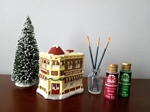California Creations DRUG STORE SE 169 Pueblo de Navidad de cerámica pintada - Imagen 1 de 9