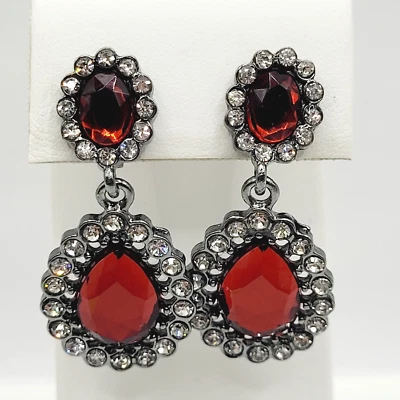 Pendientes de disfraz perforados brillantes con estrás colgantes de fantasía ovalados lágrima roja Foto 1 de 4