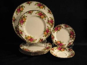 ROYAL ALBERT OLD COUNTRY ROSES DINNERWARE - EIGHT PIECES - Picture 1 of 1