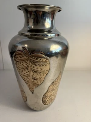 Jarrón vintage de metal con hojas de latón Foto 1 de 4