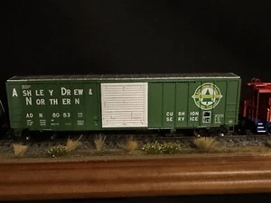 Walthers Mainline 50' ACF Außenpfosten Güterwagen Ashley Drew & Northern #8083 - Bild 1 von 3