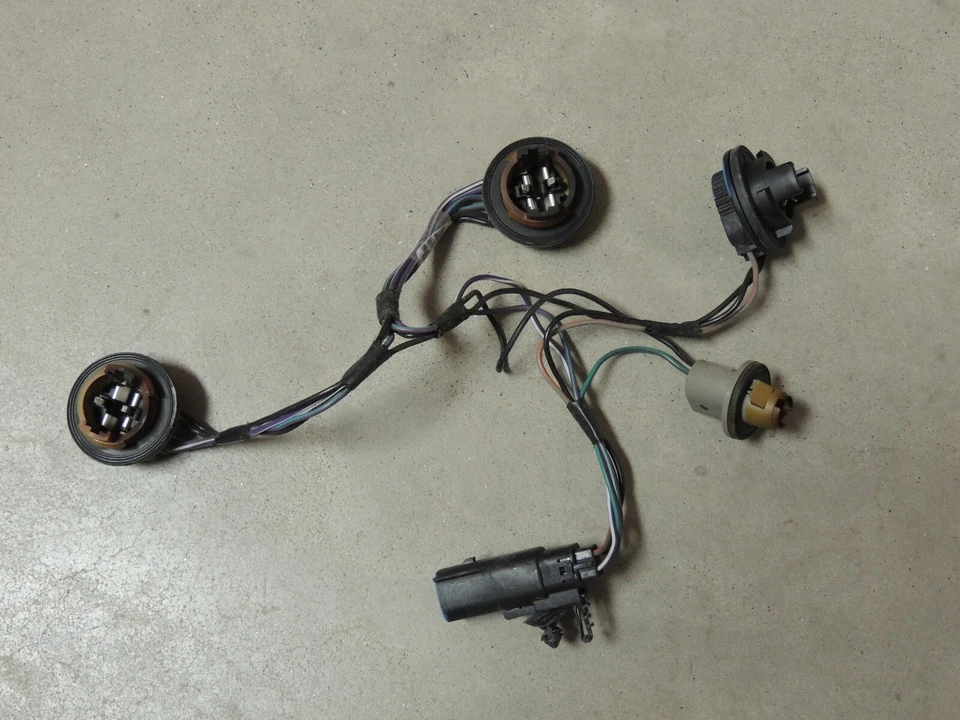 Arnés de cableado de luz trasera Ford Edge 11-14, enchufes de bombilla OEM IZQUIERDA DERECHA O DERECHA Foto 1 de 1