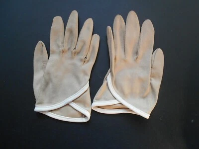 Guantes de muñeca cortos beige de nailon crelon Crescendoe de colección años 60 6 1/2 Foto 1 de 3