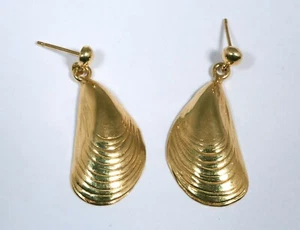 14K Yellow Gold Oyster Shell Design Post Earrings - Picture 1 of 3