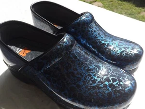 Zoccoli donna Dansko XP blu nero stampa vernice slip on scarpe comode allattamento 41 - Foto 1 di 7