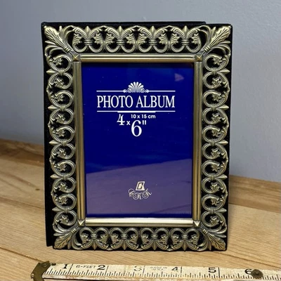 Álbum de fotos vintage de 4x6 con capacidad para 76 imágenes con pergamino de metal ornamentado terciopelo negro Foto 1 de 4