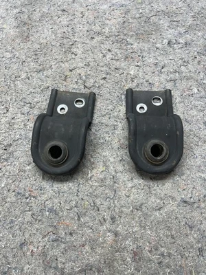 03-07 Par de soportes de montaje de radiador superior Ford F250 F350 OE Foto 1 de 4