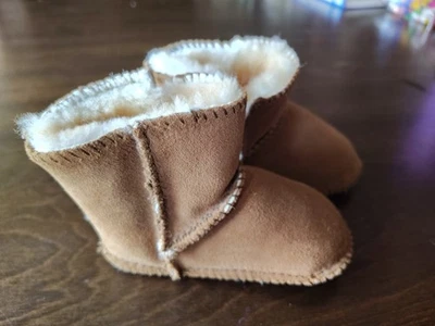 Minnetonka Leather Sheepskin Baby 03-19 Mo Sz 3 Pug Bootie Boots Winter New !!! - image 1 of 4