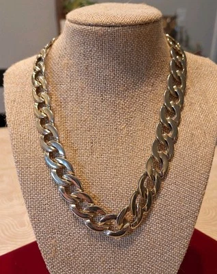Colar de corrente vintage Monet robusto anos 70 anos 80 tom dourado  - Imagem 1 de 4