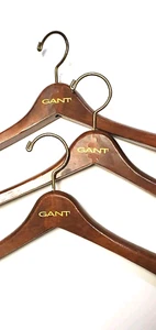 Perchas de madera GANT logotipo GANT (JUEGO DE 3) perchas para pantalones  - Imagen 1 de 4