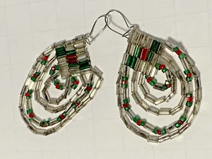 Vintage Bugle Beaded Christmas Holly Earrings 1-3/4" - Imagen 1 de 6