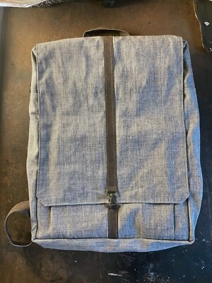 Mochila Minimalista Gris 14"x 19" Laptop/Portfolio - Muy Buen Estado Foto 1 de 4