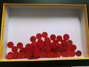 Lote de aproximadamente 100 tokens de impuestos sobre las ventas de Missouri - plástico rojo - 1 mil - marco de tiempo de la Segunda Guerra Mundial - Imagen 1 de 1