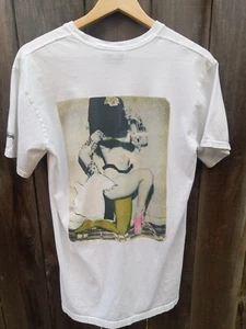 STUSSY 2014 TOMOO GOKITA TÄNZER TASCHE T-SHIRT WEISS Medium - Bild 1 von 6