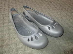 Zapatos sin cordones Crocs Kadee con cordones planos bailarina para mujer talla 6 plateados/grises - Imagen 1 de 5