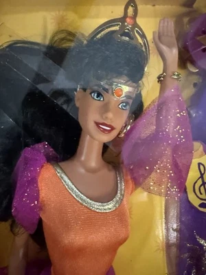 Muñeca Esmeralda El jorobado de Notre Dame de Disney 1995 Mattel en caja original Foto 1 de 4