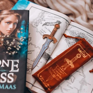 Bookish Box Goldryn Dolch TOG Thron aus Glas Brieföffner Sarah J Maas Neu in Verpackung - Bild 1 von 3