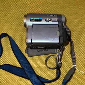 Sony DCR-TRV14E 120x Digital Video Camera HandyCam Mini DV - Bundle - getestet 103 - Bild 1 von 8
