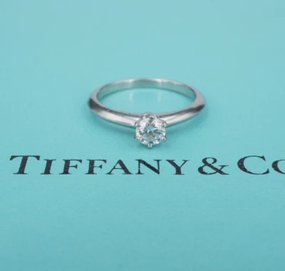 Anillo de compromiso solitario de diamantes Tiffany Co platino 0,33 quilates G VS1 talla 6 RG4744 Foto 1 de 4